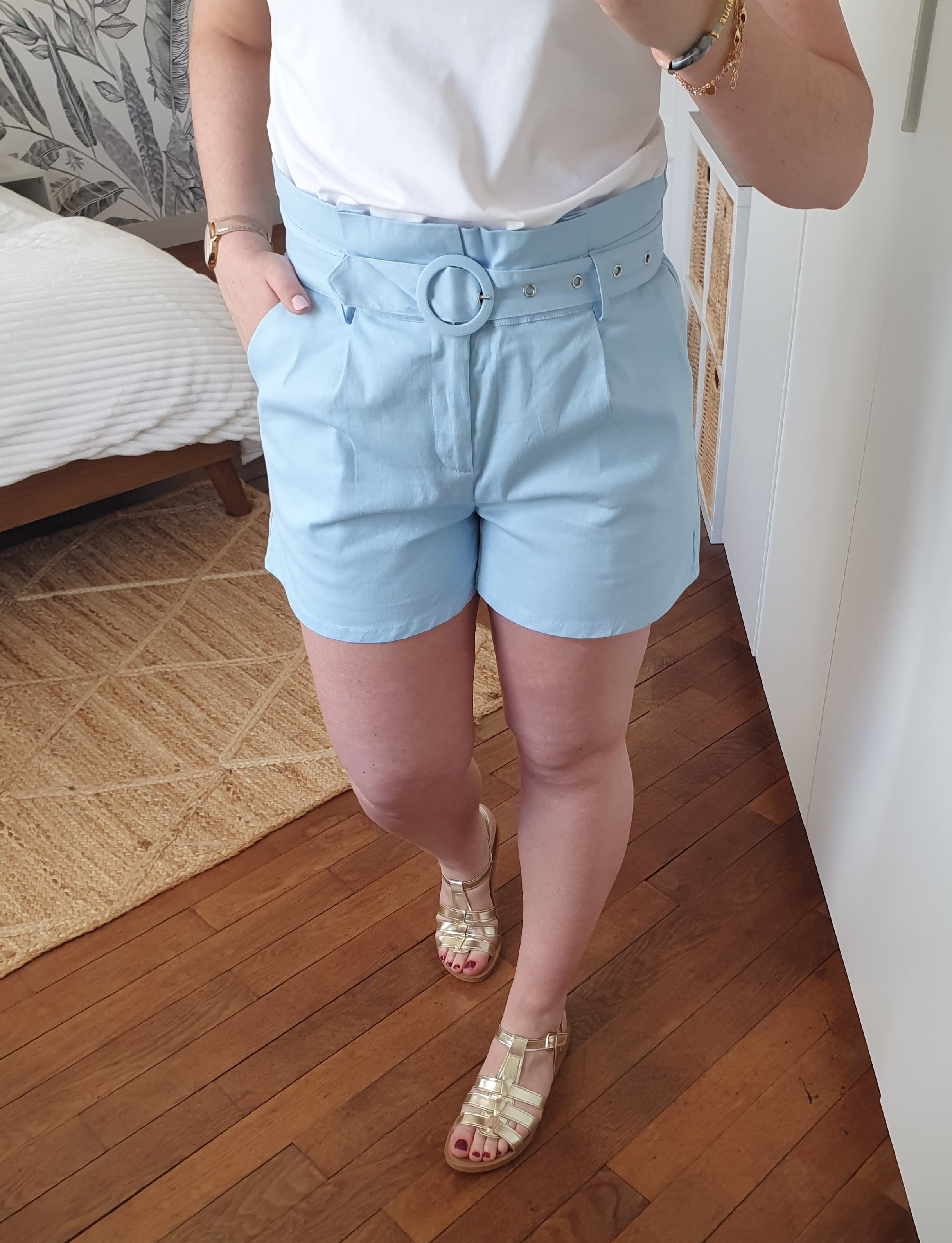 Short bleu ciel femme sale